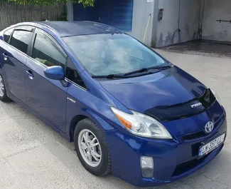 Frontvisning av en leiebil Toyota Prius i Tbilisi, Georgia ✓ Bil #10844. ✓ Automatisk TM ✓ 0 anmeldelser.