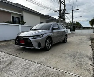 Přední pohled na pronájem Toyota Yaris Ativ na letišti Phuket, Thajsko ✓ Auto č. 10809. ✓ Převodovka Automatické TM ✓ Recenze 0.