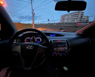 Interior de Hyundai Ix20 para alquilar en Albania. Un gran coche de 5 plazas con transmisión Manual.