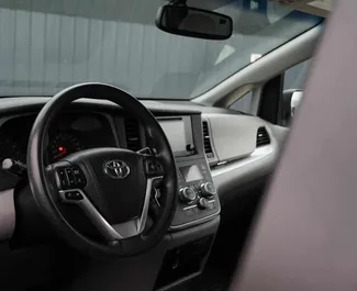 واجهة أمامية لسيارة إيجار Toyota Sienna في في تبليسي, جورجيا ✓ رقم السيارة 10902. ✓ ناقل حركة أوتوماتيكي ✓ تقييمات 0.