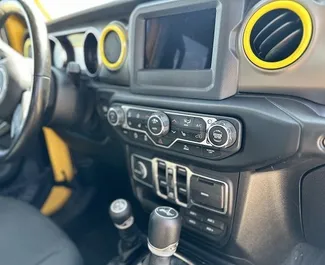 Jeep Wrangler 2021 için kiralık Benzin 2,0L motor, Tiflis'te.