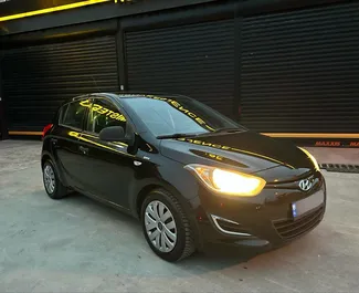 Sprednji pogled najetega avtomobila Hyundai Ix20 v na letališču Tirana, Albanija ✓ Avtomobil #10900. ✓ Menjalnik Priročnik TM ✓ Mnenja 0.