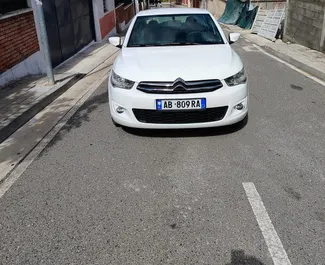 Vista frontal de un Citroen Elysee de alquiler en Tirana, Albania ✓ Coche n.º 10835. ✓ Automático TM ✓ 0 opiniones.