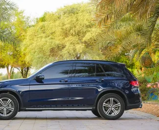 Mercedes-Benz GLC300 bérlése. Kényelmes, Prémium, Crossover típusú autó bérlése az Egyesült Arab Emírségekben ✓ Letét nélkül ✓ Biztosítási opciók: TPL, SCDW, Utasok, Lopás, Nincs befizetés.