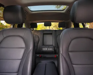 Interior do Mercedes-Benz GLC300 para aluguer nos Emirados Árabes Unidos. Um excelente carro de 5 lugares com transmissão Automático.