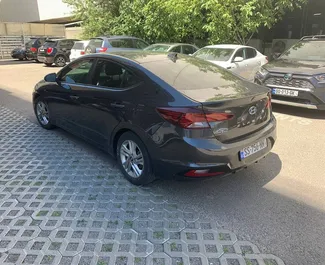 Vue de face d'une location Hyundai Elantra à Tbilissi, Géorgie ✓ Voiture #10889. ✓ Automatique TM ✓ 0 avis.