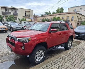 Vista frontal de um aluguel Toyota 4 Runner em Tbilisi, Geórgia ✓ Carro #10898. ✓ Transmissão Automático TM ✓ 0 avaliações.