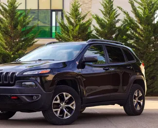 Jeep Cherokee nuoma. Komfortiškas, Visureigis, Krosas automobilis nuomai Gruzijoje ✓ Be užstato ✓ Draudimo pasirinkimai: TPL.