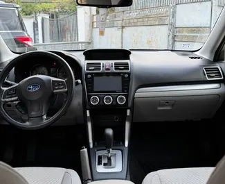 グルジアにてでのSubaru Forester 2016カーレンタル、特徴は✓ガソリン燃料と230馬力 ➤ 1日あたり140 GELからスタート。