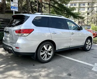 Najem avtomobila Nissan Pathfinder 2015 v v Gruziji, z značilnostmi ✓ gorivo Bencin in 260 konjskih moči ➤ Od 155 GEL na dan.