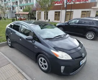 Frontvisning av en leiebil Toyota Prius i Tbilisi, Georgia ✓ Bil #10841. ✓ Automatisk TM ✓ 0 anmeldelser.