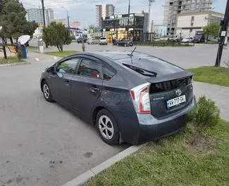 Bilutleie av Toyota Prius 2015 i i Georgia, inkluderer ✓ Hybrid drivstoff og 180 hestekrefter ➤ Starter fra 72 GEL per dag.