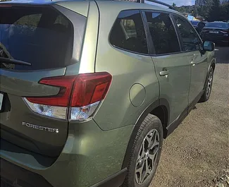 グルジアにてでのSubaru Forester 2020カーレンタル、特徴は✓ガソリン燃料と馬力 ➤ 1日あたり198 GELからスタート。