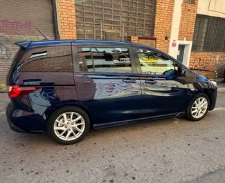 Vista frontal de um aluguel Mazda 5 em Barcelona, Espanha ✓ Carro #10932. ✓ Transmissão Manual TM ✓ 0 avaliações.