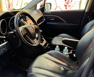 スペインにてでのMazda 5 2012カーレンタル、特徴は✓ディーゼル燃料と120馬力 ➤ 1日あたり55 EURからスタート。