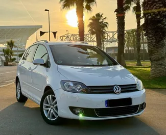 Vista frontal de um aluguel Volkswagen Golf Plus em Barcelona, Espanha ✓ Carro #10858. ✓ Transmissão Automático TM ✓ 0 avaliações.