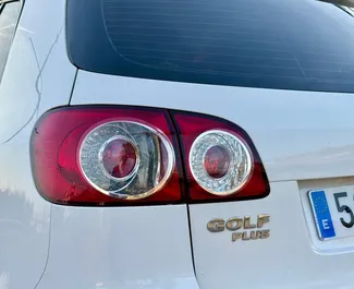 Notranjost Volkswagen Golf Plus za najem v v Španiji. Odličen avtomobil s 5 sedeži in Samodejno menjalnikom.