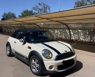 Frontvisning av en leiebil Mini Cooper Cabrio i Barcelona, Spania ✓ Bil #10834. ✓ Automatisk TM ✓ 0 anmeldelser.