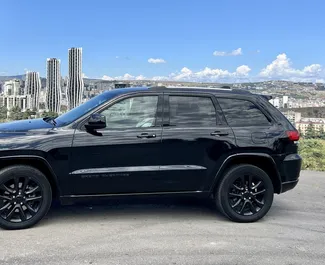 Bilutleie av Jeep Grand Cherokee 2021 i i Georgia, inkluderer ✓ Bensin drivstoff og 300 hestekrefter ➤ Starter fra 150 GEL per dag.