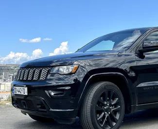 Jeep Grand Cherokee – автомобиль категории Комфорт, Премиум, Внедорожник напрокат в Грузии ✓ Депозит 350 GEL ✓ Страхование: ОСАГО, КАСКО, Пассажиры, От угона.