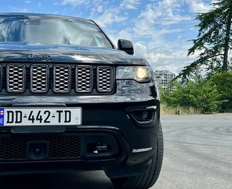 3.6L 엔진이 장착된 트빌리시에서의 Jeep Grand Cherokee #9812 자동 차량 대여 ➤ Julia 조지아에서에서 제공.