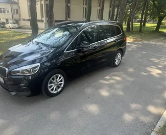 BMW 220 Activ Tourer 2020 automobilio nuoma Juodkalnijoje, savybės ✓ Dyzelinas degalai ir 115 arklio galios ➤ Nuo 50 EUR per dieną.