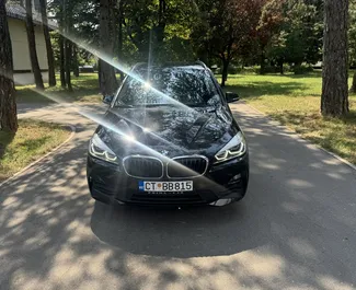 Predný pohľad na prenajaté auto BMW 220 Activ Tourer v v Budve, Čierna Hora ✓ Auto č. 10819. ✓ Prevodovka Automatické TM ✓ Hodnotenia 0.