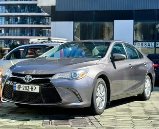 Priekinė automobilio, kurį nuomojate Toyota Camry Tbilisyje, Gruzija vaizdas ✓ Automobilis #9870. ✓ Pavarų dėžė Automatinis TM ✓ Atsiliepimai 0.