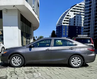 Toyota Camry 2016 automobilio nuoma Gruzijoje, savybės ✓ Hibridinis degalai ir 156 arklio galios ➤ Nuo 100 GEL per dieną.