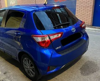 Hübriid 1,6L mootor Toyota Yaris 2017 rentimiseks Barcelonas.