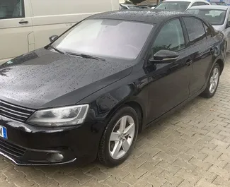 Framvy av en hyrbil Volkswagen Jetta i Tirana, Albanien ✓ Bil #10857. ✓ Växellåda Automatisk TM ✓ 0 recensioner.