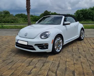 Sprednji pogled najetega avtomobila Volkswagen Beetle Cabrio v v Batumiju, Georgia ✓ Avtomobil #10815. ✓ Menjalnik Samodejno TM ✓ Mnenja 0.