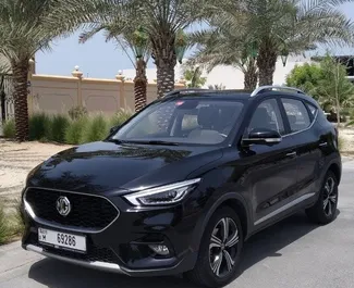 Sprednji pogled najetega avtomobila MG ZS v v Dubaju, ZAE ✓ Avtomobil #10846. ✓ Menjalnik Samodejno TM ✓ Mnenja 0.