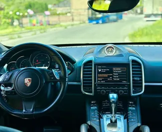 Notranjost Porsche Cayenne Turbo za najem v v Gruziji. Odličen avtomobil s 5 sedeži in Samodejno menjalnikom.