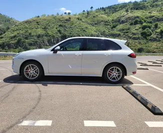 Frontvisning af en udlejnings Porsche Cayenne i Tbilisi, Georgien ✓ Bil #6290. ✓ Automatisk TM ✓ 0 anmeldelser.