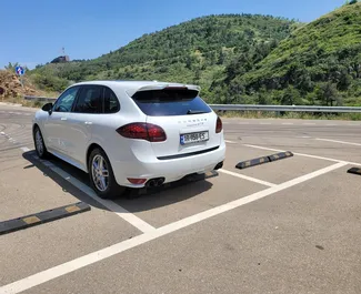 Porsche Cayenne 2013 biludlejning i Georgien, med ✓ Benzin brændstof og 420 hestekræfter ➤ Starter fra 320 GEL pr. dag.