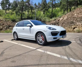 Benzin 4,8L motor af Porsche Cayenne 2013 til udlejning i Tbilisi.