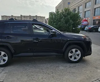 Sprednji pogled najetega avtomobila Toyota Rav4 v v Tbilisiju, Georgia ✓ Avtomobil #11015. ✓ Menjalnik Samodejno TM ✓ Mnenja 0.