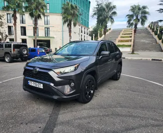 Frontvisning av en leiebil Toyota Rav4 i Kutaisi, Georgia ✓ Bil #10945. ✓ Automatisk TM ✓ 0 anmeldelser.