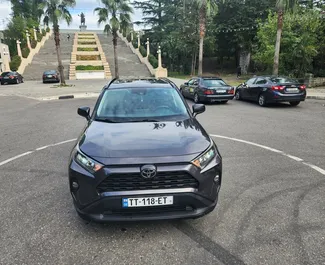 Interior de Toyota Rav4 para alquilar en Georgia. Un gran coche de 5 plazas con transmisión Automático.