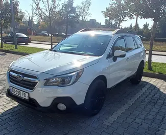 Vista frontal de un Subaru Outback de alquiler en Tiflis, Georgia ✓ Coche n.º 10955. ✓ Automático TM ✓ 0 opiniones.