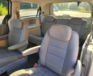 조지아에서에서 대여 가능한 Dodge Grand Caravan의 인테리어. 자동 변속기가 장착된 멋진 7인승 차량입니다.