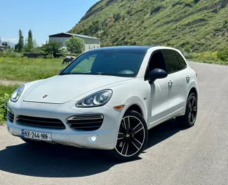 Sprednji pogled najetega avtomobila Porsche Cayenne Turbo v v Tbilisiju, Georgia ✓ Avtomobil #11005. ✓ Menjalnik Samodejno TM ✓ Mnenja 0.