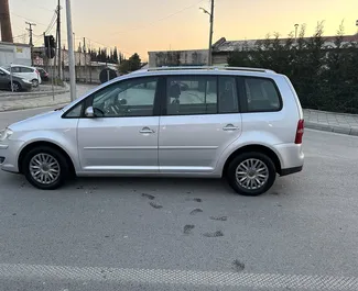 Орендуйте Volkswagen Touran 2010 в Албанії. Паливо: Дизель. Потужність:  к.с. ➤ Вартість від 17 EUR за добу.