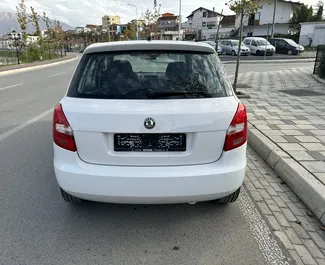 Vista frontal de un Skoda Fabia de alquiler en el aeropuerto de Tirana, Albania ✓ Coche n.º 11083. ✓ Manual TM ✓ 0 opiniones.