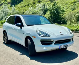 Porsche Cayenne Turbo 2017 na voljo za najem v v Tbilisiju, z omejitvijo prevoženih kilometrov neomejeno.