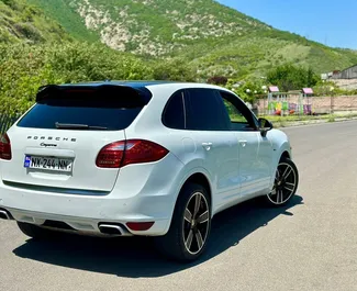 Najem avtomobila Porsche Cayenne Turbo #11005 z menjalnikom Samodejno v v Tbilisiju, opremljen z motorjem 3,0L ➤ Od Roman v v Gruziji.