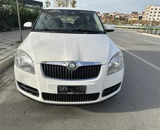 Vista frontal de un Skoda Fabia de alquiler en el aeropuerto de Tirana, Albania ✓ Coche n.º 11060. ✓ Manual TM ✓ 0 opiniones.