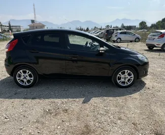 تأجير سيارة Ford Fiesta 2016 في في ألبانيا، تتميز بـ ✓ وقود البنزين وقوة  حصان ➤ بدءًا من 15 EUR يوميًا.