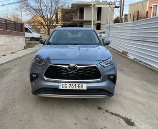 Vista frontal de um aluguel Toyota Highlander em Tbilisi, Geórgia ✓ Carro #11017. ✓ Transmissão Automático TM ✓ 0 avaliações.